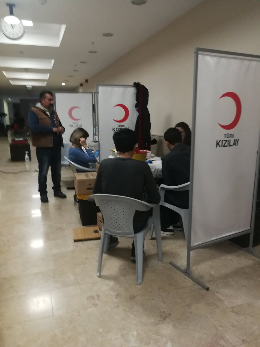 kkugencyyd's tweet photo. Dün tıp fakültesinde bugün diş hekimliği fakültesi olmak üzere Kızılay ile beraber kan ve kök hücre  bağışı için standlamızı kurduk 🎉❤️🌸 https://t.co/Ju0sfaNUkL