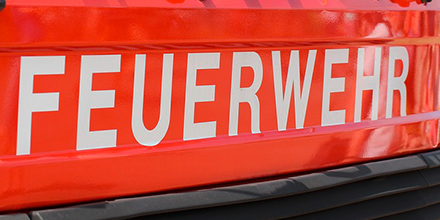 UEFW_Bernried's tweet photo. Notruf für die FFW #Bernried an #Heiligabend: Ein Auto hatte sich überschlagen, eine Fichte entwurzelt und ist auf dem Dach im Graben liegen geblieben. Die junge Fahrerin wurde zum Glück nur leicht verletzt. Die ÜFW-ler Andi und Georg waren dabei, um Hilfe zu leisten. https://t.co/MTRZNW8yL7
