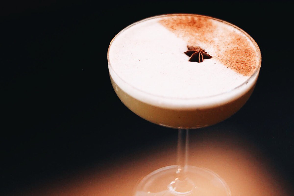 VestaDenver's tweet photo. Living “Apple-y Ever After”
[Leopold Bros. Apple #Whiskey, #grapefruit juice, #rosemary #chai syrup, #earlgreytea, #lemon, #aquafaba]
📸: Kari Cummings
#vesta #vestadenver #denvercocktails #craftcocktails #downtowndenver #lododenver #denvercraftcocktails #denverrestaurant https://t.co/iV7IrIIdl3