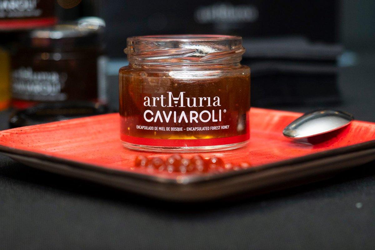 La miel de lujo de ArtMuria se transforma en perlas. Y es que Caviaroli, en colaboración con dicha marca de miel, presenta ahora sus perlas de dos nuevos tipos de sabores de miel bit.ly/396k5xv #caviaroli @caviaroli  <a href="/ArtMuria/">artMuria</a>