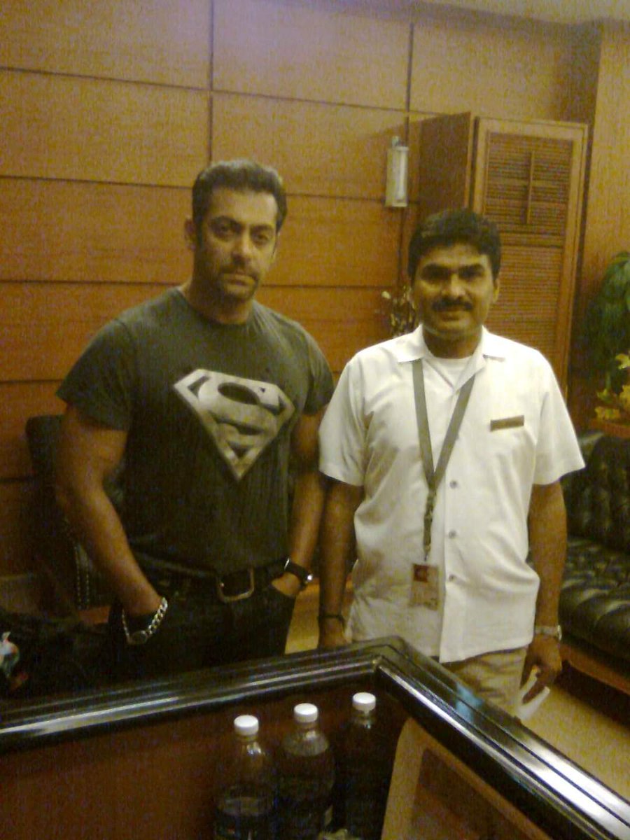 nikhil_smp's tweet photo. Happy birthday Salman Bhai ♥️
(This is old pic of my father with salman Bhai)
#HappyBirthdaySalmankhan 
#HappyBirthdaySalman #SalmanKhan https://t.co/UPsCZcLJmW