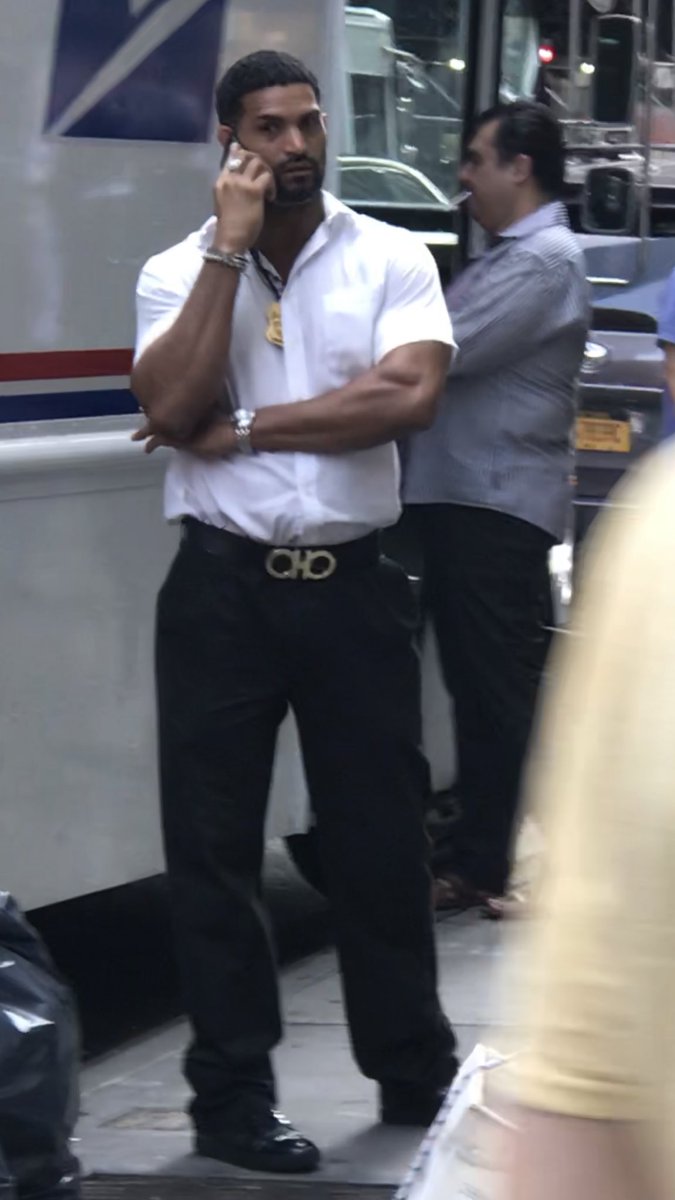 bronze_bombSHEL's tweet photo. Excited to see Uncut Gems 💎 I know the costuming is on point — I read a few articles about it. The “schmuck” jeweler styling seems to be super accurate. Jewelers love them some Ferragamo 😂👇🏽 https://t.co/BIvEAggaBf