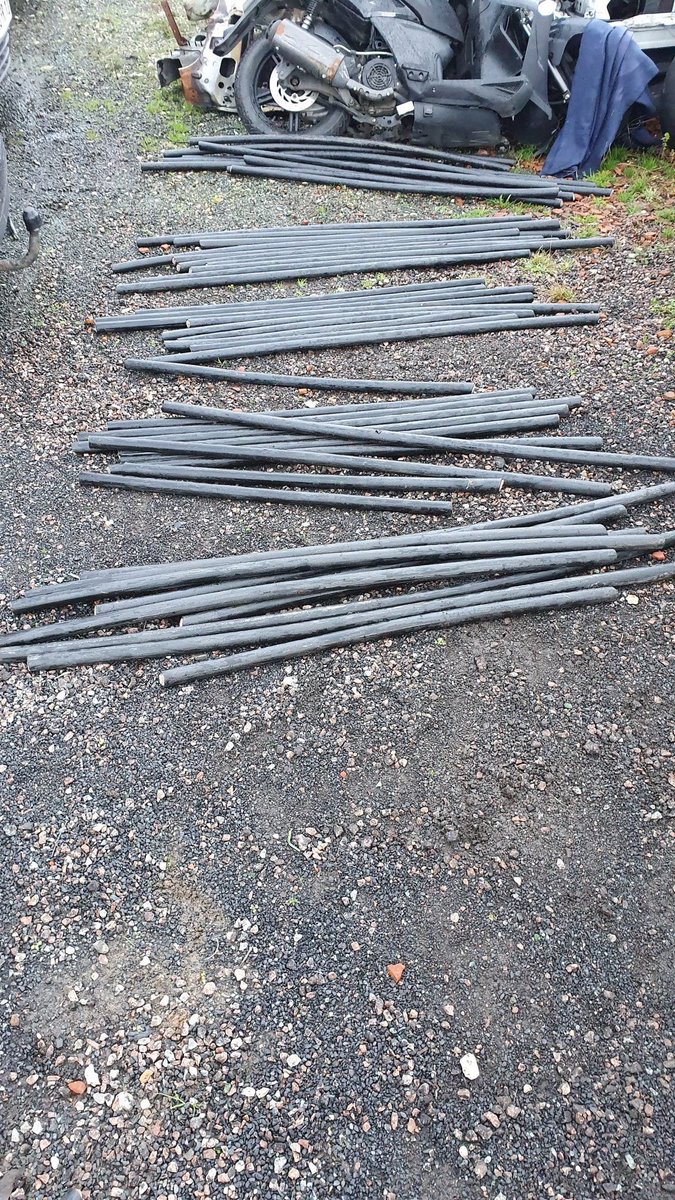 Les gendarmes de la compagnie de Provins ont interpellé deux individus à La Chapelle Rablais.

Âgés d'une vingtaine d'années, ils étaient en train de sectionner plus de 250 mètres de câbles téléphonie/internet appartenant à la société Orange.

🗓nuit du 21 au 22 décembre