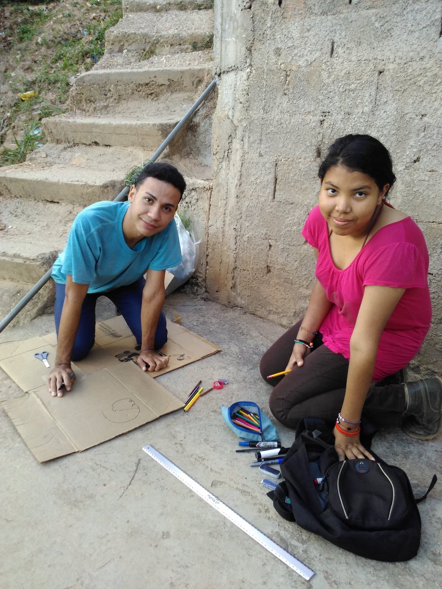 Aquí, el humilde pesebre de nuestro Clap Renacer de la Patria Grande, realizado con amor y alegría, pero, sospechamos que algún niño se llevó la mula y parte de la paja :-)
#NavidadesFelices2019 <a href="/NicolasMaduro/">Nicolás Maduro</a> <a href="/dcabellor/">Diosdado Cabello R</a> <a href="/nicolasgpsuv/">Nicolás García</a> <a href="/taniapsuv/">Tania Valentina Díaz</a> #SoyComunicadorClap Dayana Nin
