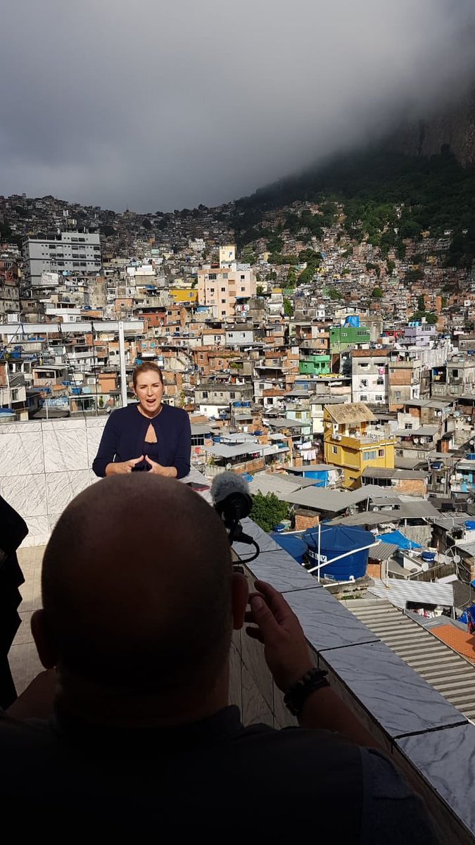 Olha quem está aqui na rocinha gravando a cabeça de domingo. Imperdível, o fantástico vai dar com exclusividade o resultado d histórica pesquisa do #DataFavela . Parabéns #cufa #comunidadeDoor #ilocomotiva