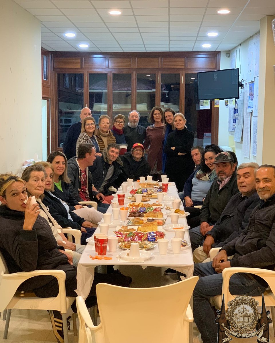 HdadCalvario's tweet photo. En la tarde de hoy, 26 de diciembre, como viene siendo habitual los últimos años, la Hermandad ofreció una merienda de Navidad a los transeúntes del Albergue San Sebastián en colaboración con la Fundación Jesús del Calvario.

#CalvarioHuelva https://t.co/A1ve53qWAx