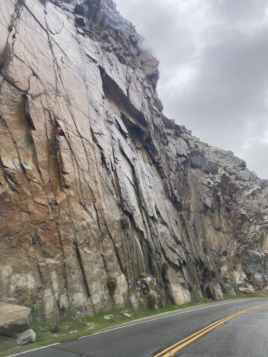 MrMoixx's tweet photo. Look at rhia pretty mountains. #bakersfield #sequoia #grapevine #raininghard #raining #careful #chp #california #snowtime https://t.co/A4eLvPlEnG