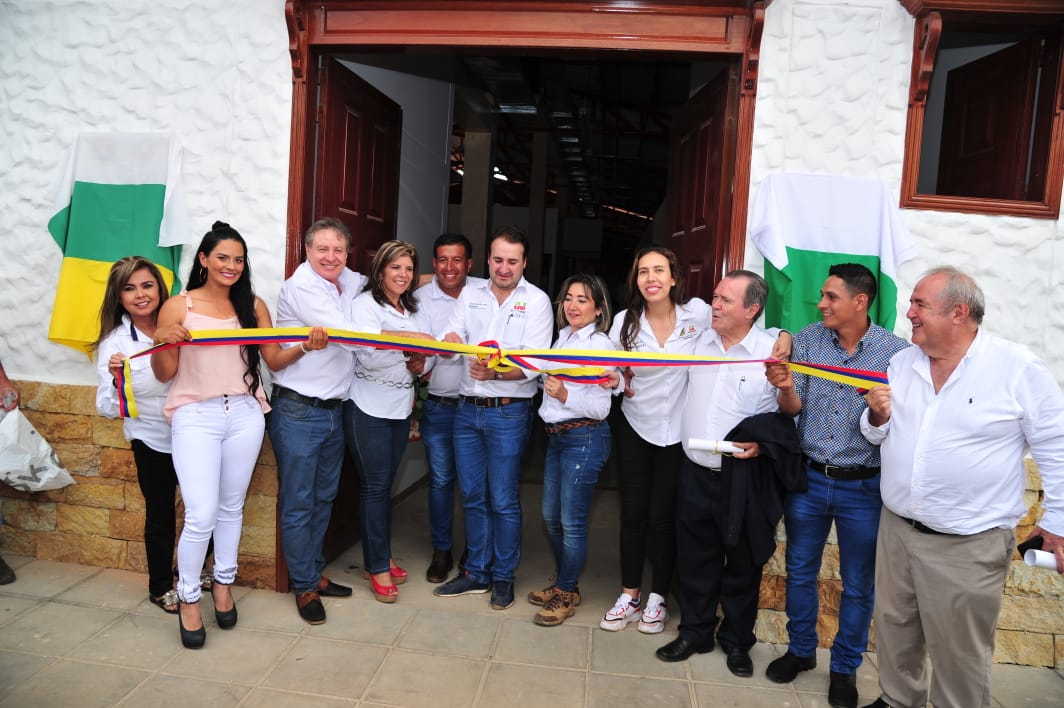 GobdeSantander's tweet photo. En el gobierno de #SantanderNosUnió, inauguramos la nueva Casa de Mercado 'Ing. Luis Aurelio Díaz Orejarena', en Zapatoca. Les entregamos a los #santandereanos un escenario digno para la comercialización de cultivos, la muestra gastronómica, artesanal y cultural. #MaratónDeObras https://t.co/t2N2dZ0KQ3