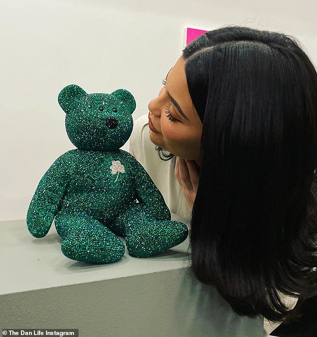 WORLDMUSICAWARD's tweet photo. #KylieJenner buys $12K diamond-encrusted Beanie Baby Bear designed by #DanLife at #JustinBieber and @haileybieber's charity auction in aid of under-privileged families!❤️@KylieJenner @justinbieber @haileybieber
https://t.co/8ddlbqzj6N https://t.co/WKjMA03geK