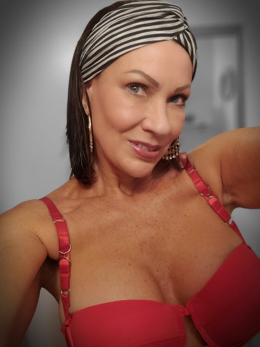 Day After Christmas 🎄🥰😉😘 Did you survive yours . I did... https://t.co/7AVygcYceP