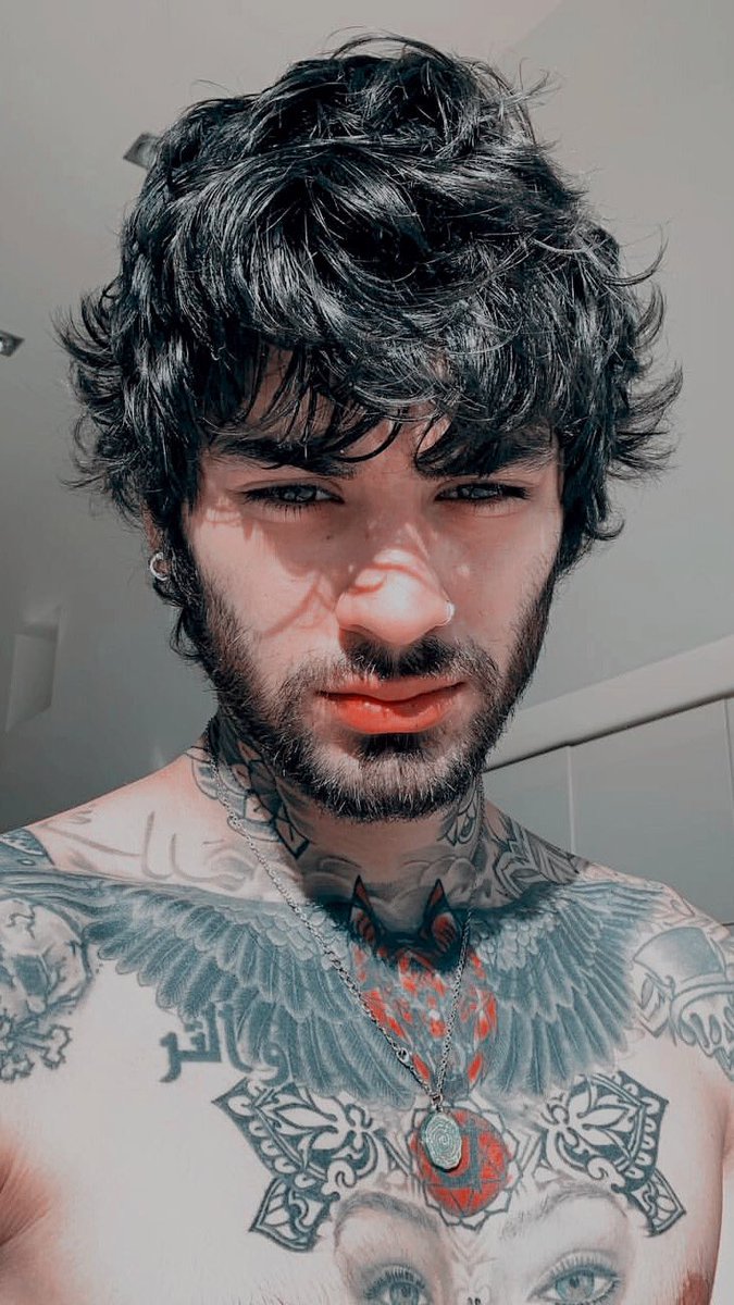 sabskinny's tweet photo. zayn malik is the most handsome man in every year. https://t.co/WfOWKnNGwA