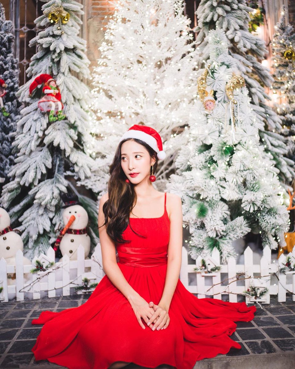 ~ 23.diciembre: 

                Horas antes habia acordado con <a href="/Anpxngxrl/">Kim Suni</a>  ir juntos al parque para ir a ver la encendida del Pino de Navidad, una vez ahi le toma algunas fotos a Suni y las pública en Instagram con la siguiente descripción; 

"Cuando se baña se ve bonita. "