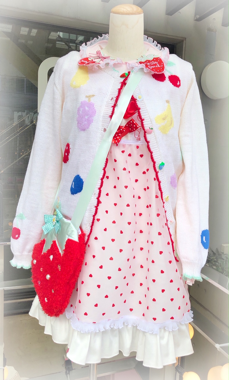 Nile Perch 本日のディスプレイはこちら フルーツ編込みニットカーディガンには いちごのポシェットを あったか可愛いシャギーガウンには 白ねこちゃんのワンピースを合わせました 色味は違いますが どちらもナイルパーチらしさ全開です Nile Perch 本日のディスプレイはこちら フルーツ編込みニットカーディガンには いちごのポシェットを あったか可愛いシャギーガウンには 白ねこちゃんのワンピースを合わせました 色味は違いますが どちらもナイルパーチらしさ全開です