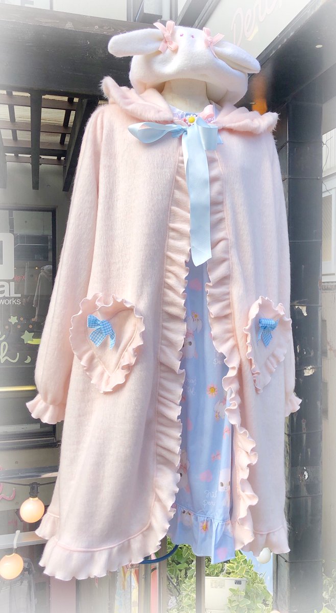 Nile Perch 本日のディスプレイはこちら フルーツ編込みニットカーディガンには いちごのポシェットを あったか可愛いシャギーガウンには 白ねこちゃんのワンピースを合わせました 色味は違いますが どちらもナイルパーチらしさ全開です Nile Perch 本日のディスプレイはこちら フルーツ編込みニットカーディガンには いちごのポシェットを あったか可愛いシャギーガウンには 白ねこちゃんのワンピースを合わせました 色味は違いますが どちらもナイルパーチらしさ全開です