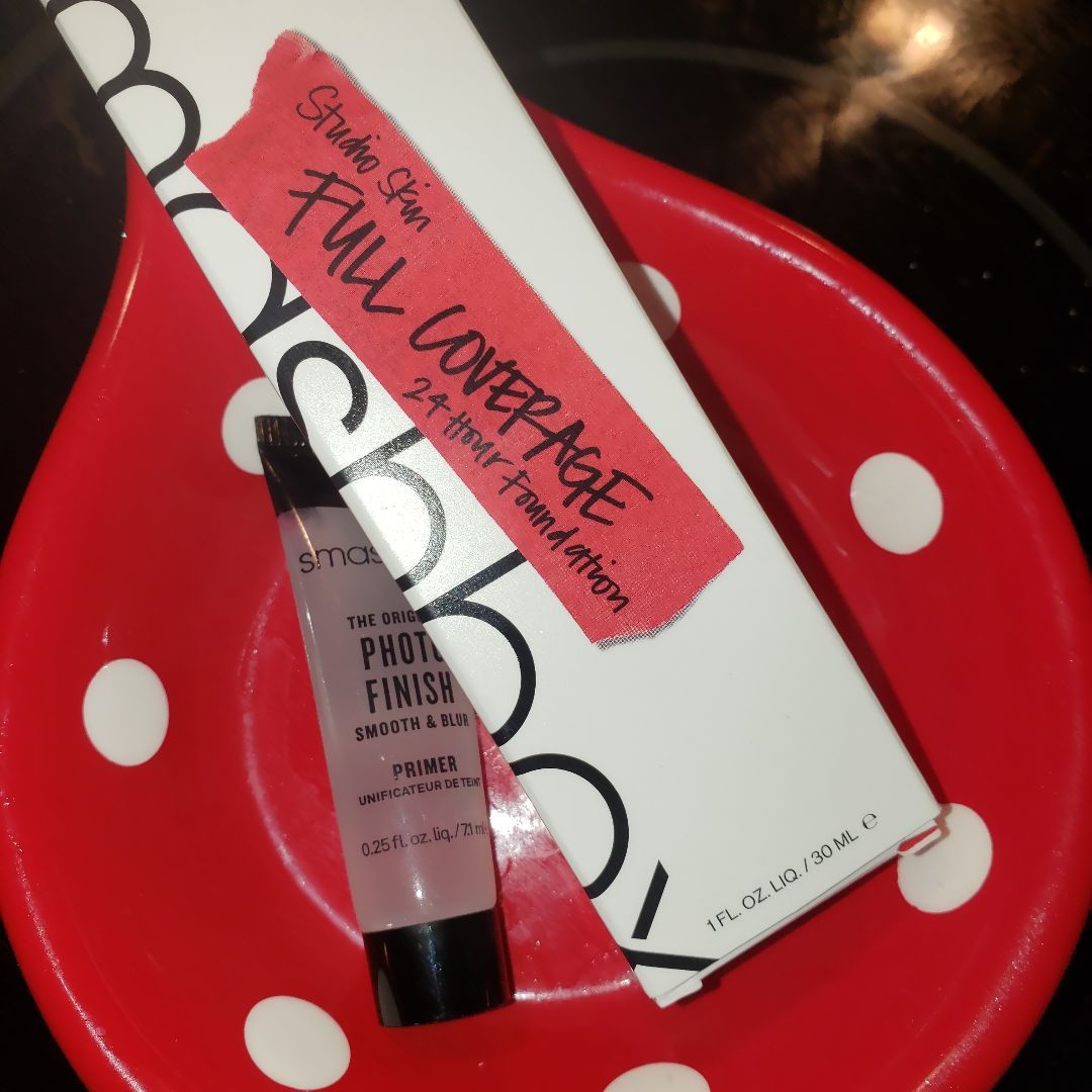 Erin_Loder01's tweet photo. love my newest #voxbox I recieved from @influenster and @smashbox and cannot wait to try it out tomorrow! https://t.co/oPHwlDDSPm https://t.co/i0gGTIj7ZS