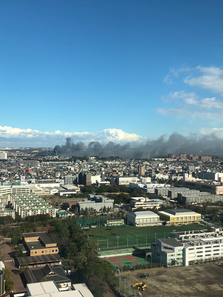 千葉市花見川区幕張町4丁目の武石IC付近で大規模火災の現場の画像