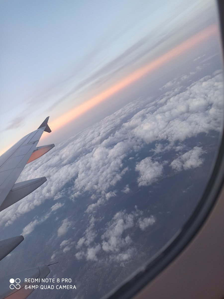 QueridoLennon's tweet photo. El mejor feeling ever de mi vida fue ir en el avión viendo las nubes y escuchar THE BEATLES 🥰
#TheBeatles #xiaominote8pro https://t.co/beUlOolljZ