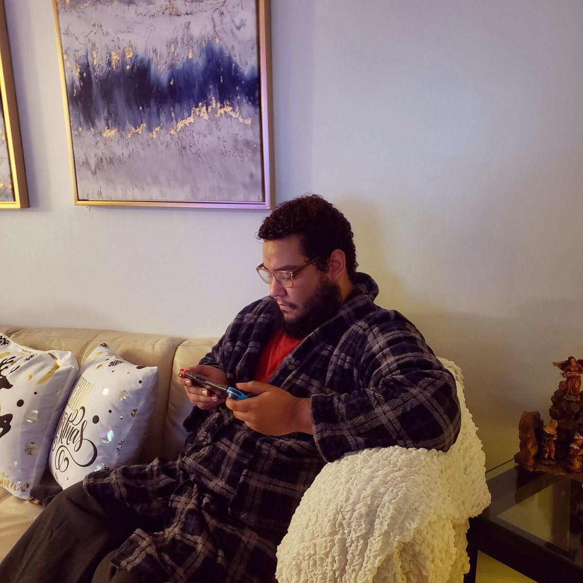 MiguelEsAndrade's tweet photo. Don't mind me, just living my best Caucasian life while gaming up in Fox Chase #PostXMas #Gaymer #Colombiano #Qpoc #Gaybeard #curlyhair #NintendoSwitch #TotallyNotPosing #LikeAtAll https://t.co/Di8R2rPTnO
