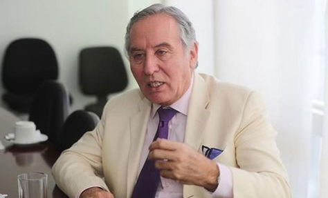 LaRazon_Bolivia's tweet photo. #Bolivia 
El exalcalde #RonaldMacLean dirige la campaña del excívico @LuisFerCamachoV 
https://t.co/mvgfAFUGiH https://t.co/wa0JGkHfL1