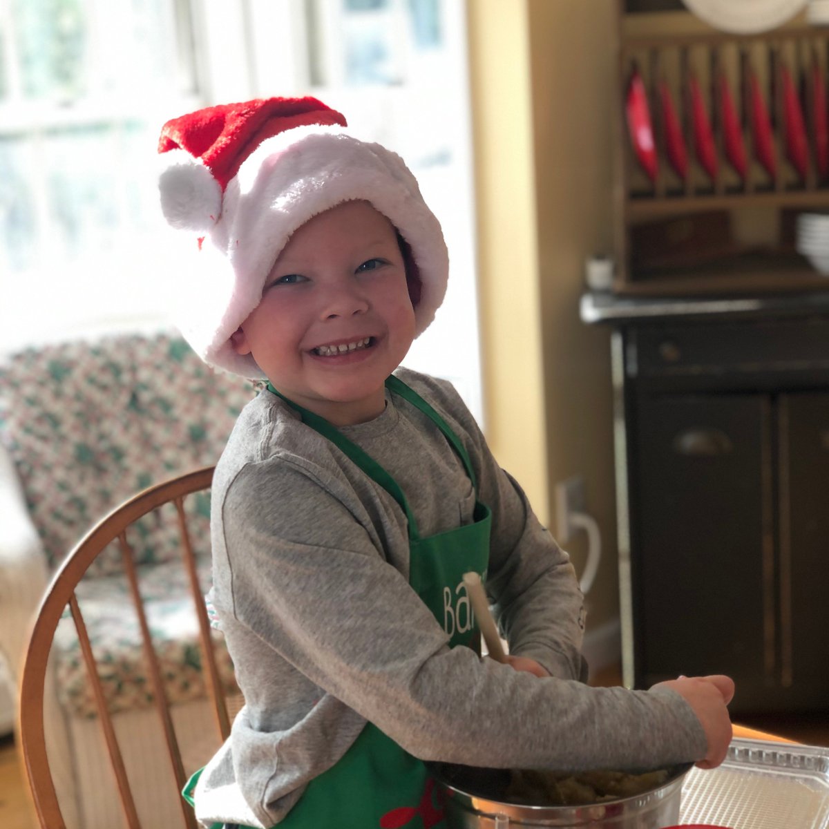 LudlowPublicSch's tweet image. Dr. Gazda&apos;s Cookie Challenge!
@VetsParkElem  Principal, Melissa Knowles, had help baking her holiday cookies from the cutest little elf- AKA her son Caden! #cookiechallenge #happyholidays #LPSGrowtheGood
