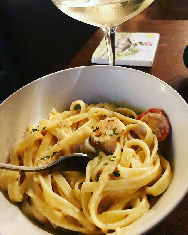 jamiejjorge23's tweet photo. When you whip up some shrimp scampi for yourself and the #besties but you realize you never asked them if they had #dinner plans. #dinnerforone 😂
.
.
.
.
.
#carbs #dinnerflow #foodie #yummypic #foodpic #foodporn #pasta #shrimplife #carblife #thesteuggleisreal https://t.co/pJrRfURlXZ