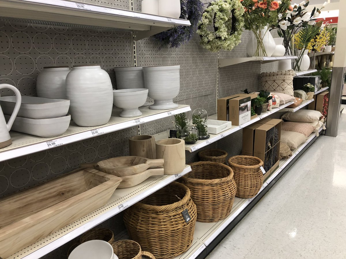 I love Christmas decorations but this Spring decor is so fresh! 🌸😍🌸