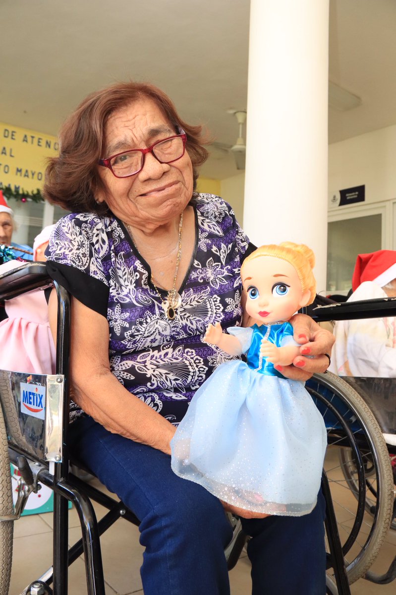 DIF_Merida's tweet photo. Fue una navidad muy divertida para los abuelitos de nuestro Centro de Atención al Adulto Mayor (CAAM), quienes celebraron con mucha alegría, bailando y cantando con las presentaciones de invitados especiales. https://t.co/n7d45etQF6