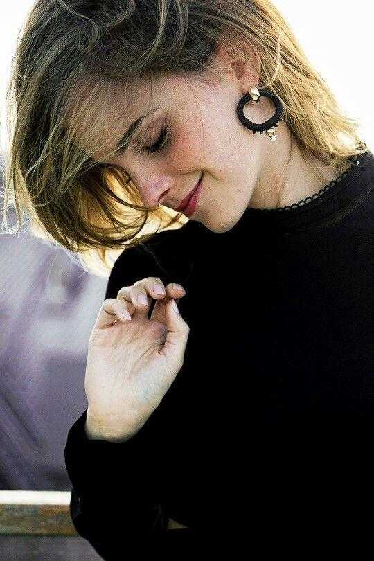 تعال لنتحدث بلغة الألوان
فكل الألوان
اصلا تشتهيك
إرسمني بدفاترك ماتشاء
خطوطا متعرجة
او حروفا متناثرة
ولاتنسى حروف اسمك
فأنا احب تلك الحروف
إرسمني كما شئت
وأنَى شئت
اما انا فرسمتك بيت على جبل
تطوقه الثلوج ومدفأة خشبية
وكرسي يرتقب قدومك
رسمت عليه علامة إستفهام
وكلمة متى ؟
🧚‍♀️ 💕