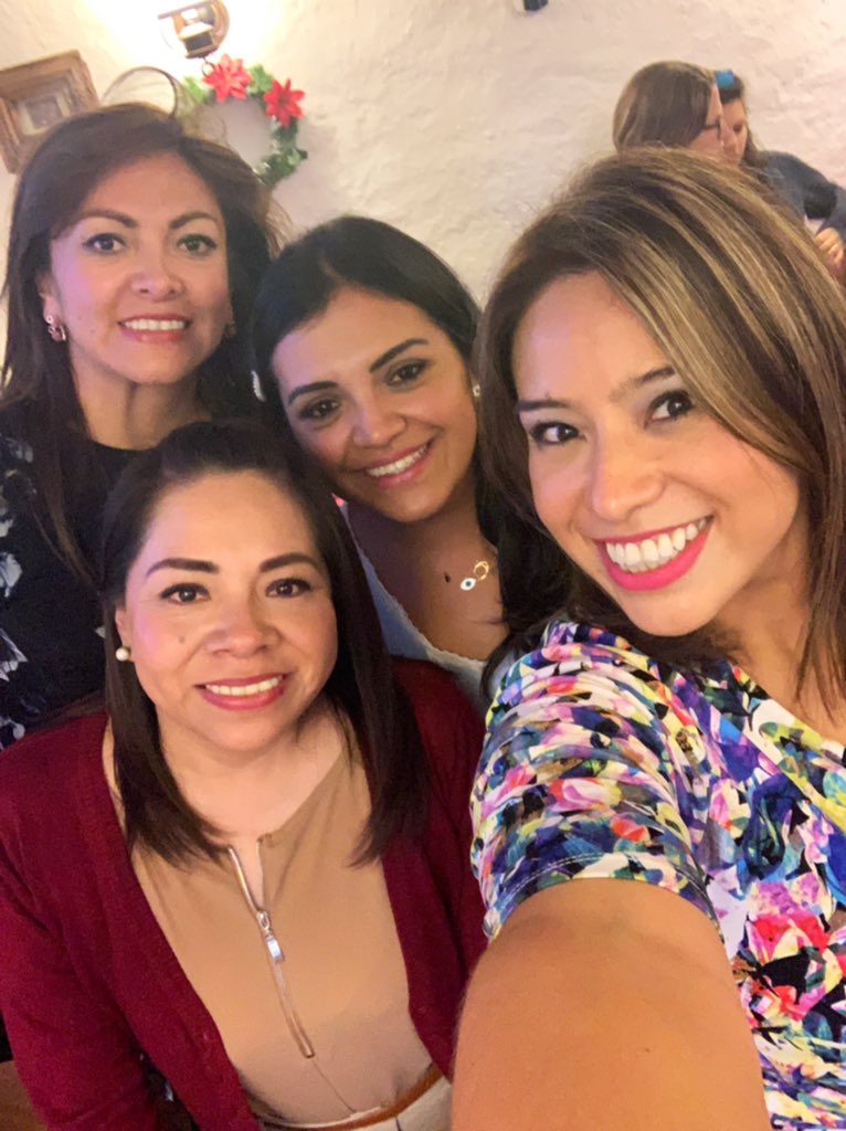 Crisita20's tweet photo. Amiguitos que hacen mi vida feliz !!! ✨🥳💜😍🥰 #amistad #ChelaRun #FelicidadTotal https://t.co/uqGQvr7yNb