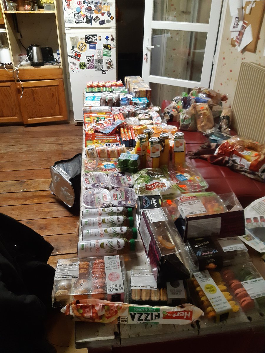Migxa's tweet photo. Ce qu'on trouve dans les poubelles pendant que des gens crèvent de faim... https://t.co/RiEFX9lTOi