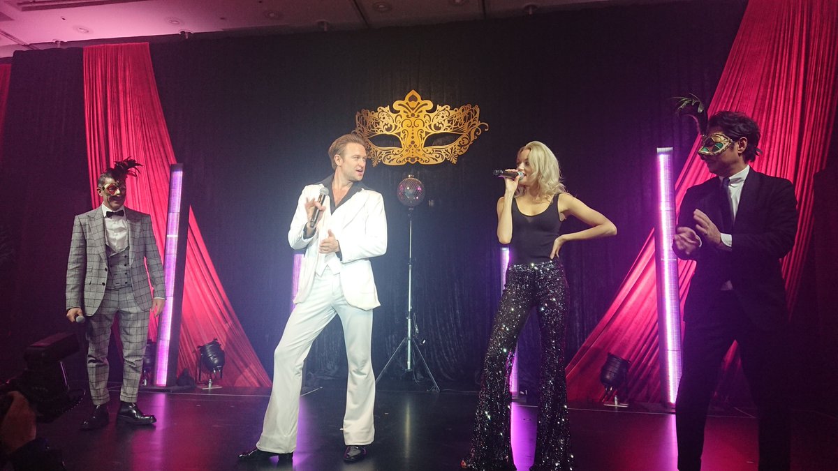 KT_tickets's tweet photo. 【12月27日(金)当日券情報】

ミュージカル「サタデー・ナイト・フィーバー」

LEON Masquerade Nightでの一コマ🎭
ビージーズの音楽はもちろん、
スタイル��群のキャスト達も見所です😍

本日は12時と17時の2回公演🕺💃
当日券は各回開演60分前より販売開始！
https://t.co/5MjOiN67Tr https://t.co/S8MaydbOp8
