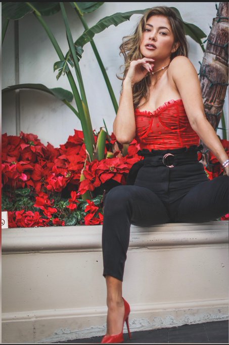 1 pic. Meet me under the mistletoe. ? https://t.co/eX6vz74tyT