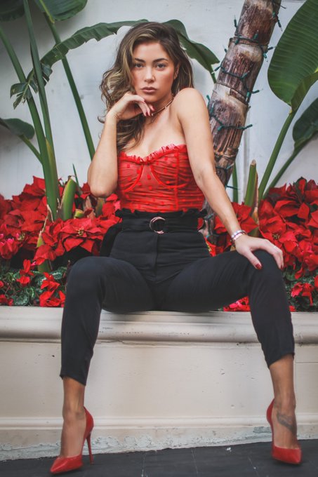 3 pic. Meet me under the mistletoe. ? https://t.co/eX6vz74tyT