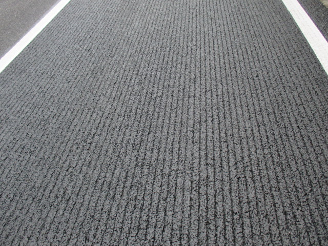 国土交通省 大分河川国道事務所 En Twitter 昨日の答えです 正解は 雪の時によく撒かれている融雪剤を この溝に長くとどめて 雪を 早く溶かすため でした とはいえ 雪の多い冬の湯布院 雪道でのチェーンや冬用タイヤの装着はマナーです ドライバーの皆さん