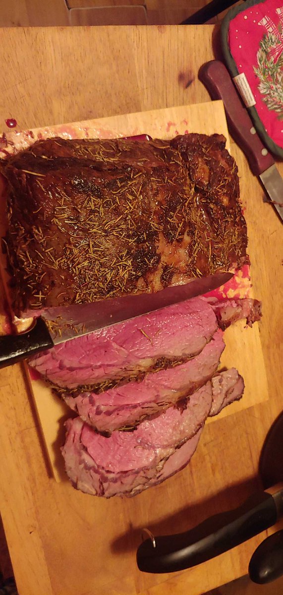 jrzyGypsy's tweet photo. @GordonRamsay my husband wants you to rate his prime rib. His first time cooking and followed your directions https://t.co/ppdBIyI59G