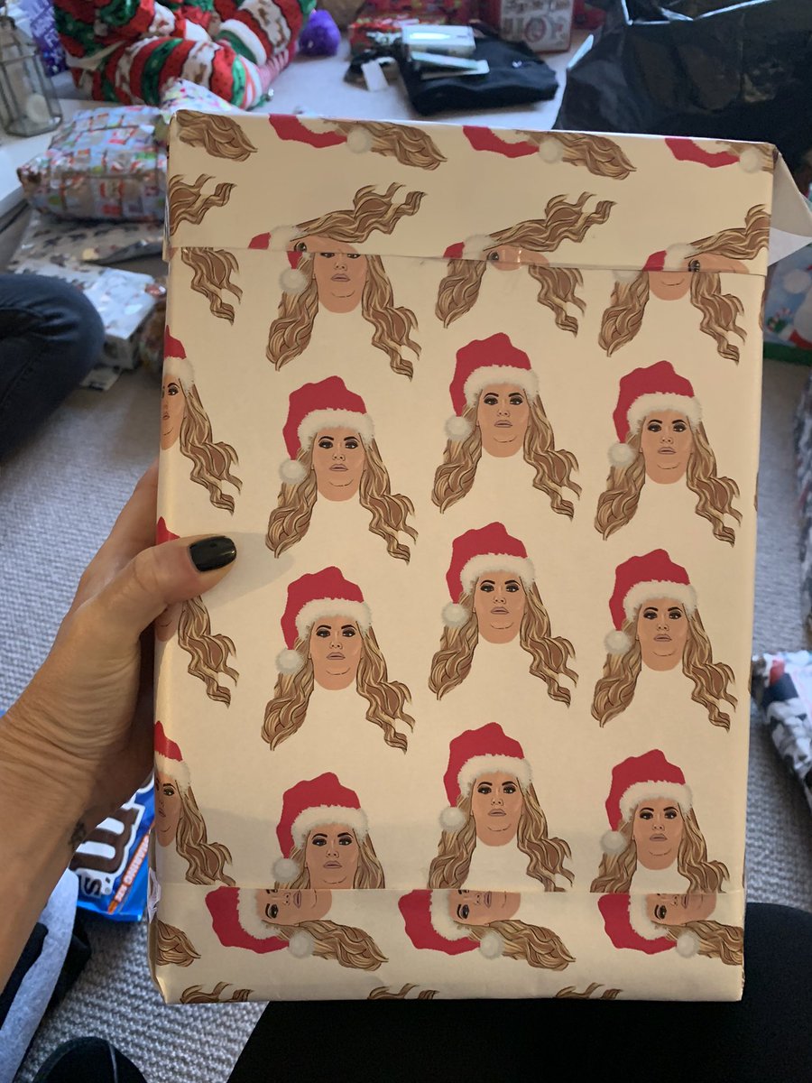 erikaMcooper's tweet photo. The GC wrapping paper for the win! 🙌🏼 @missgemcollins https://t.co/dQTK1HO2Js