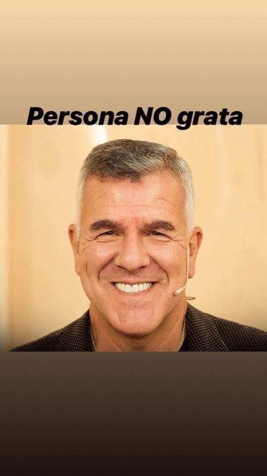 LadyAMA01091892's tweet photo. DADY BRIEVA. MIDACHI. EN CARLOS PAZ, CORDOBA. AMIGOS CORDOBESES QUE SON EN GRAL LOS QUE VAN AL TEATRO. HÁGANLE SABER A ESTA PARÁSITO CUANTAS MEDIAS SON 3 PARES. Y NO LO VAYAN A VER. QUE SE CAGUE POR MALA PERSONA. PERSONA NO GRATA EN CORDOBA. https://t.co/HLti7RHq4D