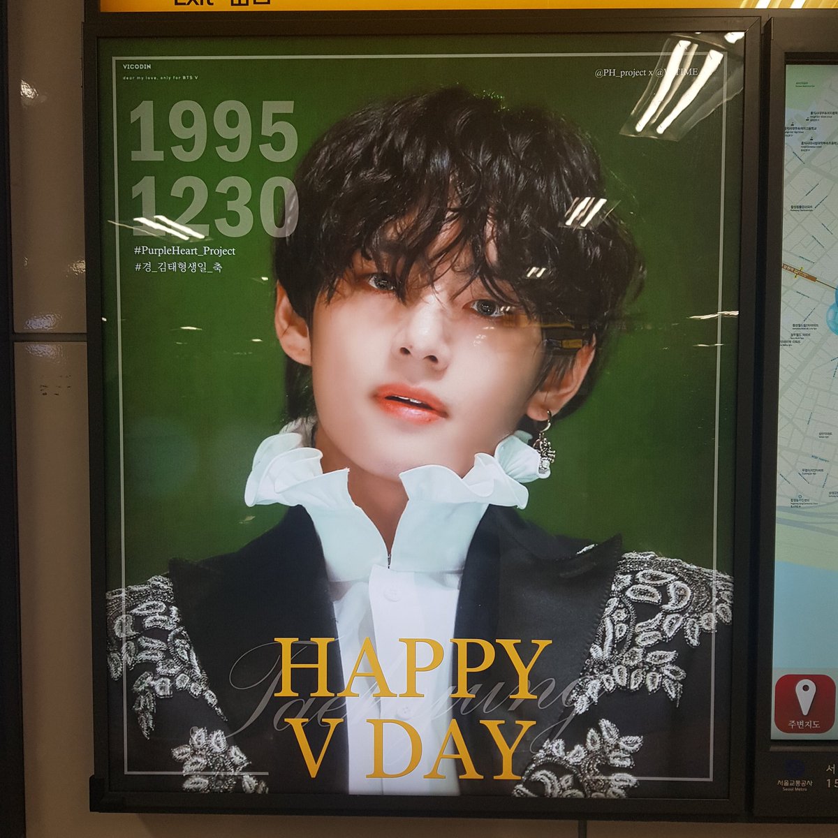 TAEPICK_7's tweet photo. #경_김태형생일_축
#PurpleHeart_Project

합정역에서 태형이 발견👀💜 예쁜 광고 감사합니다😘😘 @V_TIME_S2 https://t.co/Q3HZ8J3et6