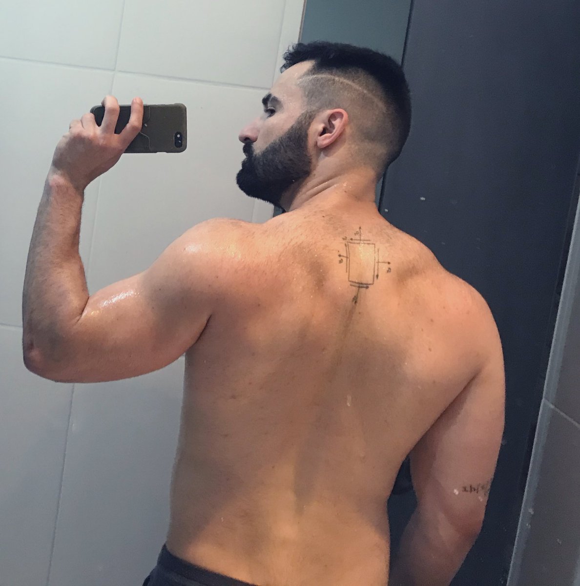jefforosa's tweet photo. Amo a tatuagem do estado plano de tensões mas ela fica tão escondidinha 🥺 https://t.co/x9cuRjq6qZ