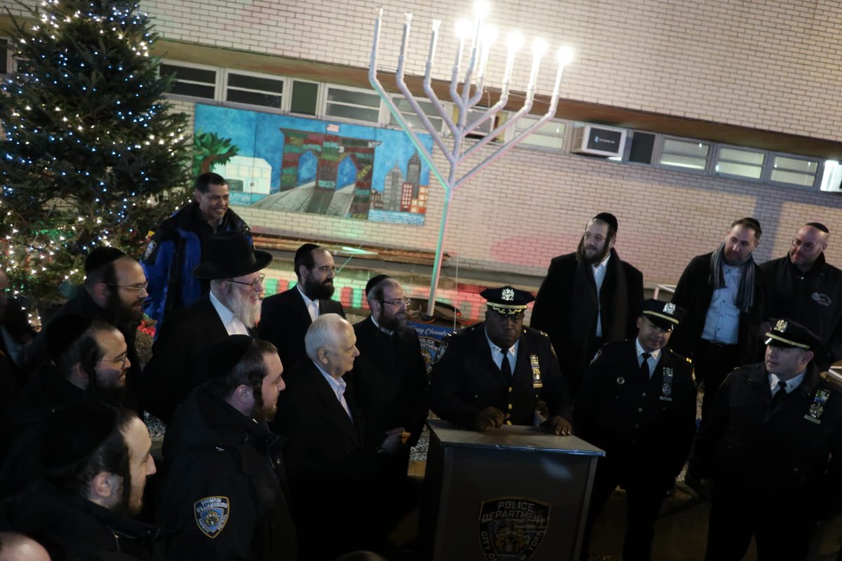 WmsbgNews's tweet photo. Annual #Chanukah #Menorah lighting in #Williamsburg at the #90Pct held this evening, attended by @NYPDBklynNorth Asst. Chief Maddrey and Deputy Chief Campbel, @NYPD79Pct and @NYPD90Pct Commanding Officers, @assemblymanjoe along with community leaders and @WspuShomrim volunteers. https://t.co/HctIUSbyC3