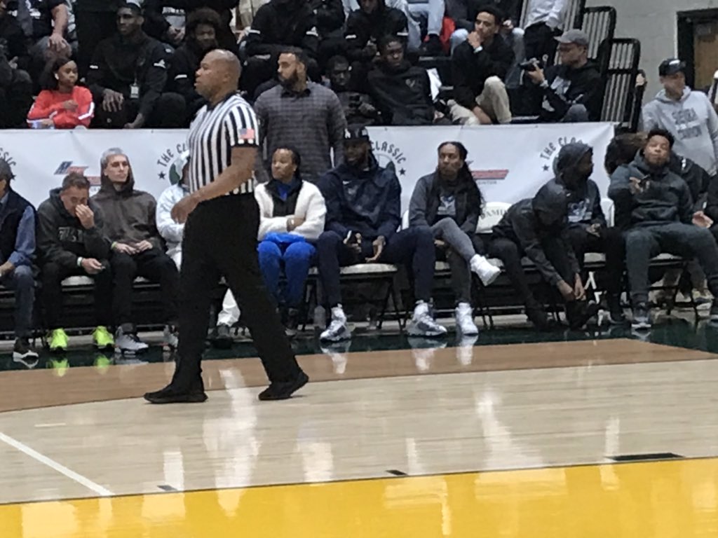 SGVNSports's tweet image. LeBron James is in La Verne, at Damien sitting courtside waiting to watch his son Bronny James and Sierra Canyon