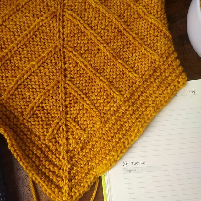 vikinglovestory's tweet photo. Working on a cowl based on leaves, and thinking about simplifying all things for next year. We'll see. 😁
.
#cowlknitting #knitlove #winterknitting #textureknitting #indieknitdesigner #onyxfiberarts #knitcowls https://t.co/ykyq81dPTj https://t.co/dBXgphSjWl