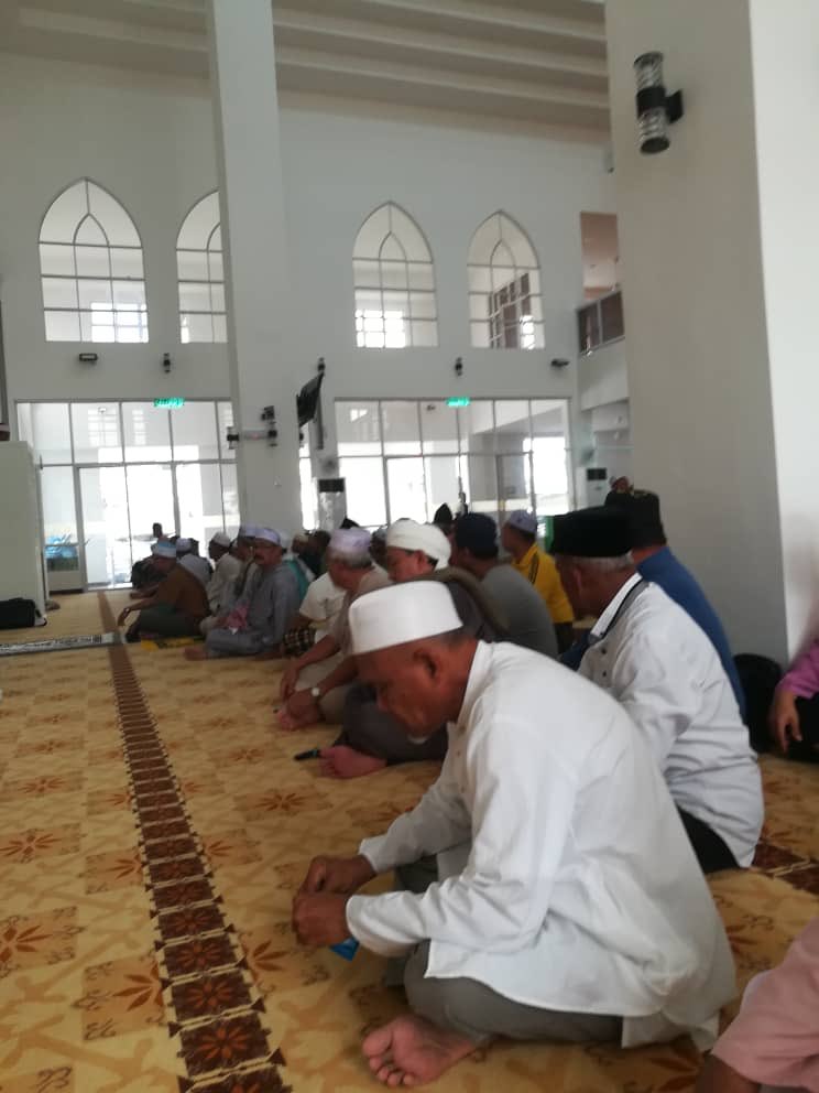 ZambryOfficial's tweet photo. Alhamdulillah hari ini Masjid Al Nasriyah Sitiawan akan melaksanakan solat Jumaat pertama setelah siap pembinaan sepenuhnya.

Dgn reka bentuk moghul dan nusantara, ia menjadi mercu tanda istimewa di bandar Sitiawan.

Jadikanlah ia masjid taqwa, menyatu &amp; beribadah krn Allah. https://t.co/XYiddlNGwH