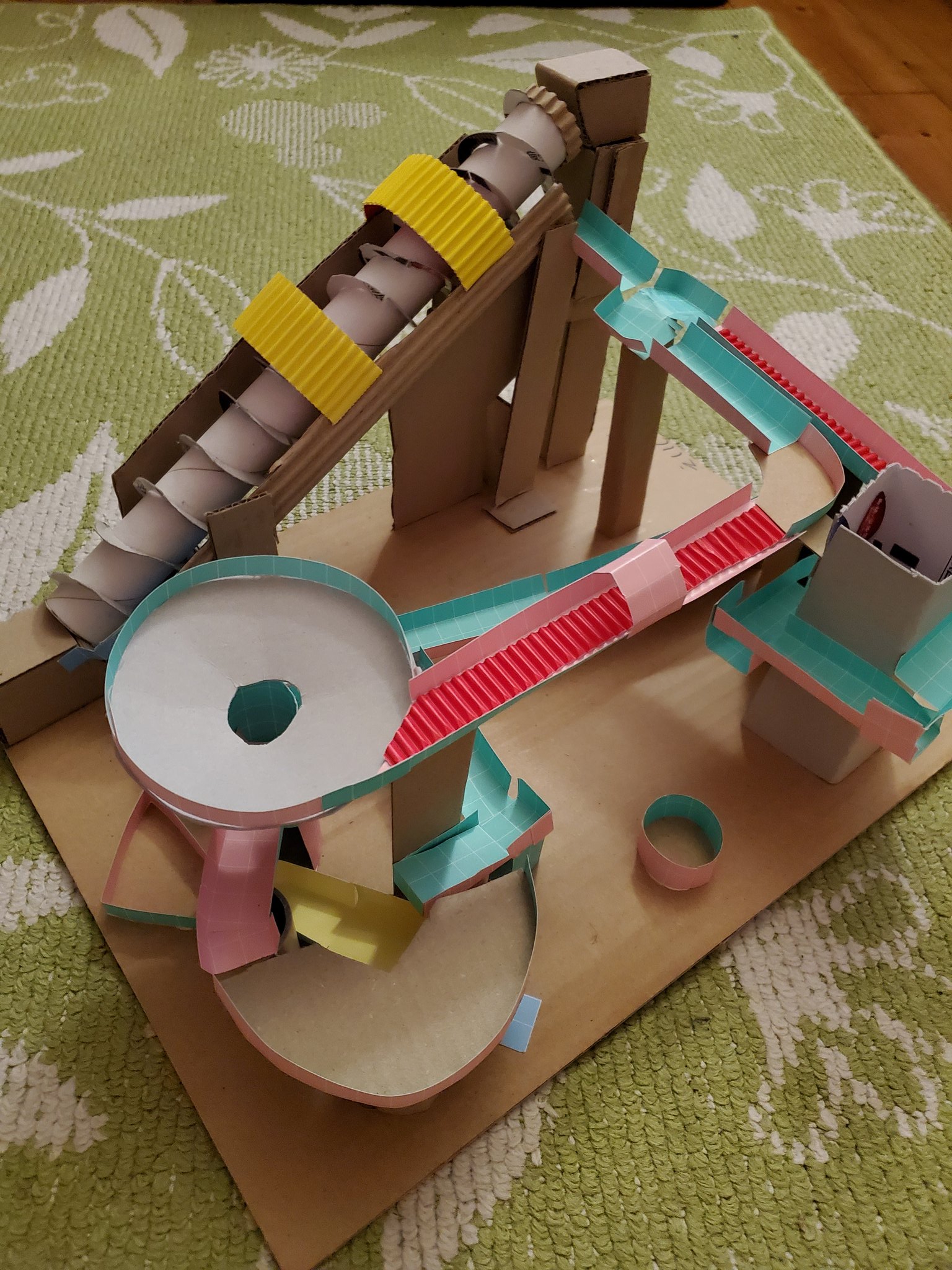 わに牧場 学校で作ったビー玉ころがしを持って帰ってきました 動画は後程 五年生 工作 ダンボール職人 ビー玉ころがし T Co Xhnerrqei9 Twitter