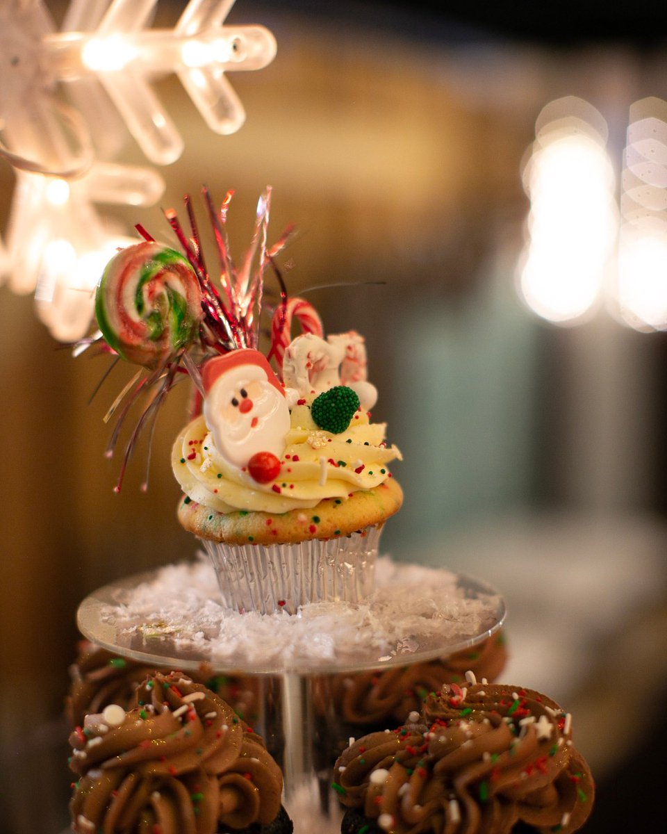 EnchantSEA's tweet image. Love at first bite. Just look at this beautiful treat made by @trophycupcakes - it's available at #EnchantChristmas inside #TMobile Park!

#Enchant #Christmas #Xmas #holidays #TrophyCupcakes #friends #ThingstodoinSeattle #SeattleDateNight #SeattleTrip #FamilyFun #Seattle
