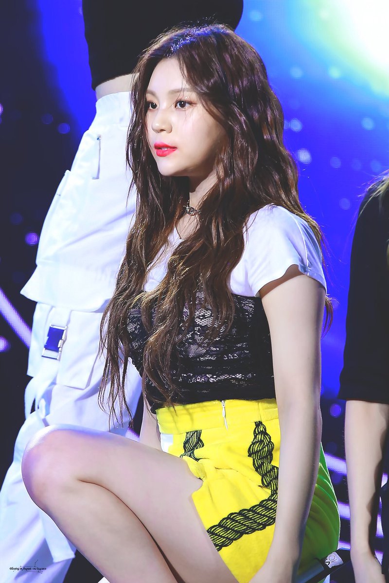 archiveyeochin's tweet photo. ೋ 190928  •  ©umji_blessing
 #여자친구 #엄지 https://t.co/IqDlZFAEBC