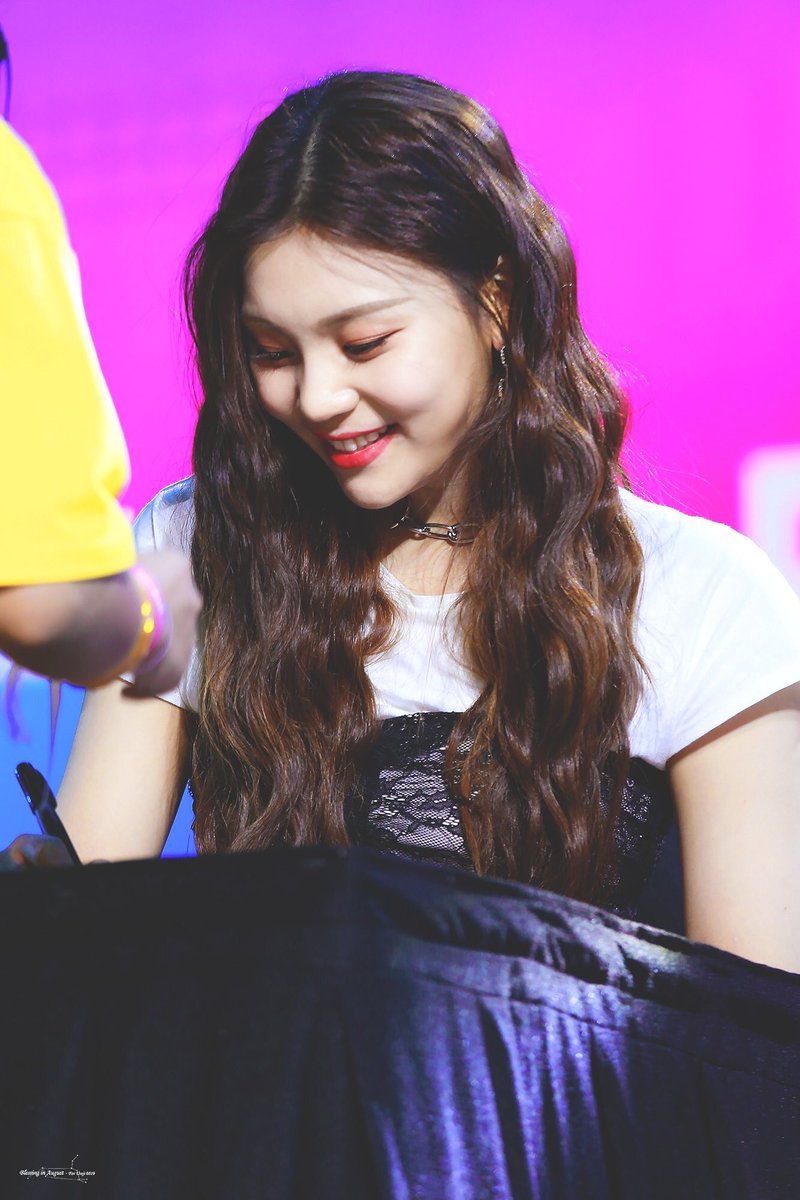 archiveyeochin's tweet photo. ೋ 190928  •  ©umji_blessing
 #여자친구 #엄지 https://t.co/IqDlZFAEBC