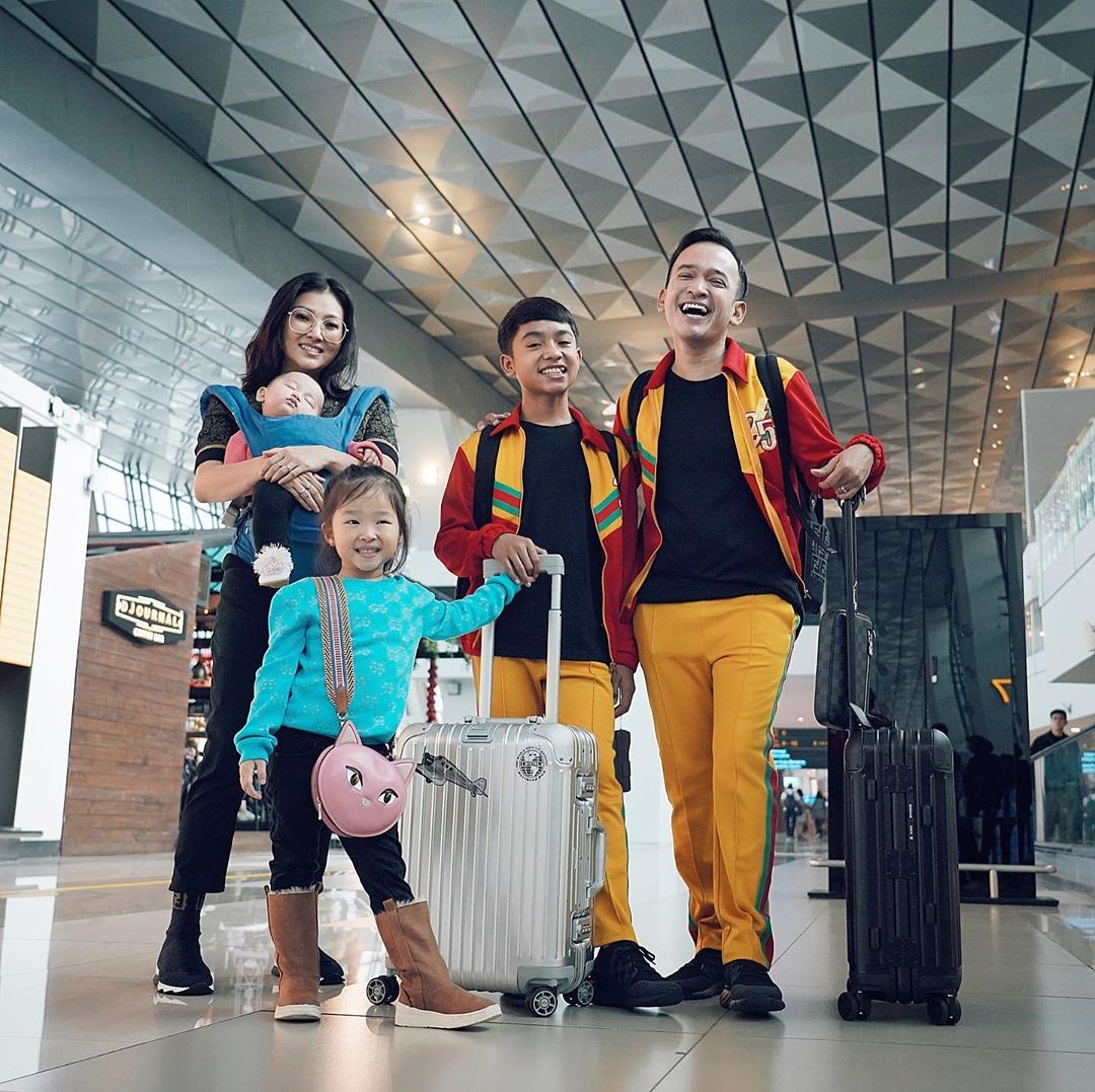 ProtectBetrand's tweet photo. Akhirnya! Italiano, The Onsu is coming! Gak sabar liat keseruan kakak dan the onsu disana 😍✨❤
Otw nyusul ✈️
Lewat mimpi

#betrand #betrandpeto #betrandpetoputraonsu #Sarwendah #rubenonsu #TheOnsu https://t.co/RuX1H00fGp