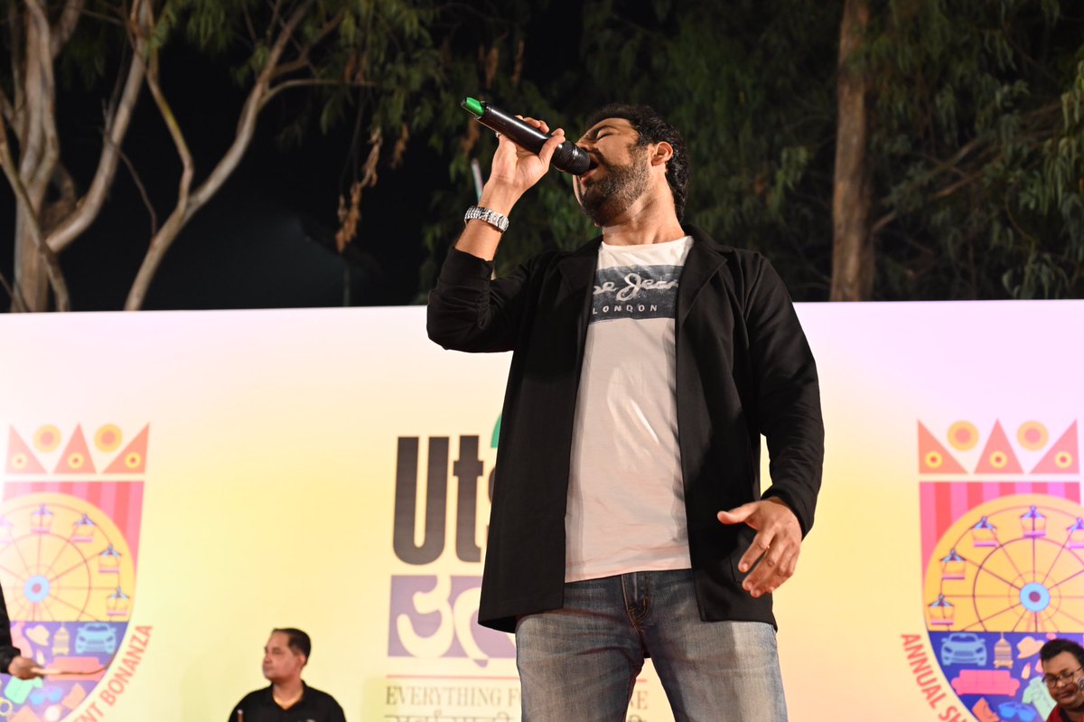 ck_live10's tweet photo. Dombivali Gymkhana Mohotsav Presented by Zee Team...! 📸 

#proud #dombivalimohotsav2019 #housepack #ganapatibappa #swarajyarakshaksambhaji #sambhajirajechhatrapati #performance #musiclife #zeemarathi #team #awesomeaudience #bigbibgthanks #hugs https://t.co/WcO5lfJ4Se