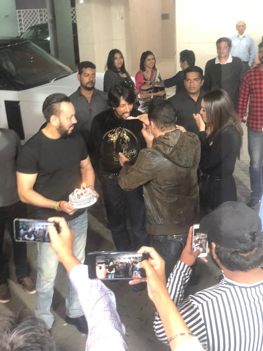 #ExclusivePictures.👌❤️
@BeingSalmanKhan Cutting Cake with @KicchaSudeep and @sonakshisinha at his 54th Birthday Party.!💐🎂

#ChulbulPandey with #BalliSingh
#HappyBirthdaySalmanKhan 💐

Follow Us 👉 @KicchanaAdda 😎